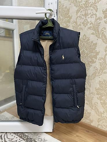 чемодан в багажник авто: Мужской утеплённый жилет Polo Ralph Lauren тёмно-синего цвета — 1