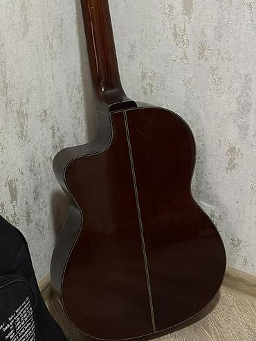 klassik gitara: Gitara ideal işləyir. Royaldan alınıb. Cızıqlarına görə cüzi endirim — 6