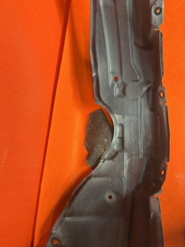 Подкрылки, брызговики, защита днища: Черный пластиковый подкрылок для автомобиля. Имеет изогнутую форму — 9