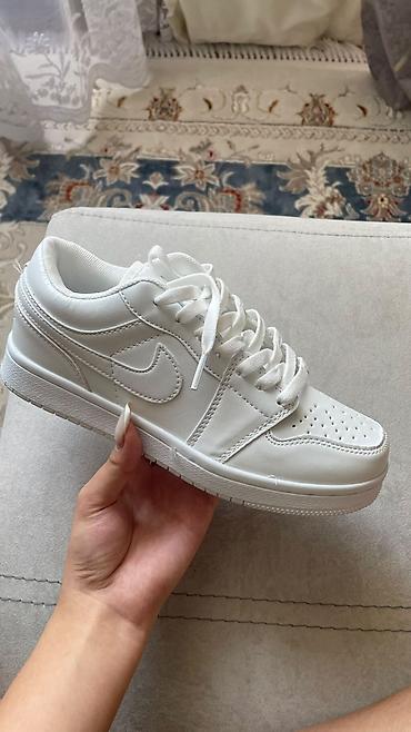 nike tech fleec: Кроссовки низкие, полностью белые
новые 37 размер — 2