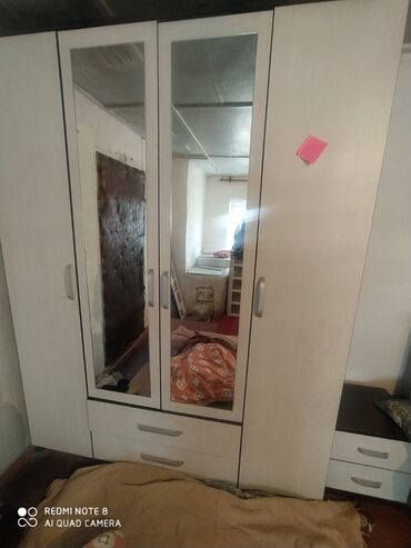 бир кишилик керебет: Кийим салуучу шкаф, Түз