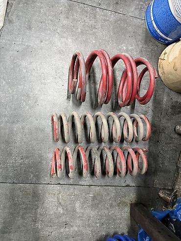 Автозапчасти: Avtomobil üçün yaylar dəsti. Şəkildə 3 ədəd spiral yay görünür: - 1 — 1