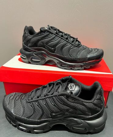 черные форсы: Nike Air Max Plus 
доставка с Пойзена в течении 2 недель