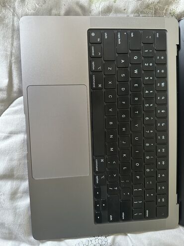 Apple: Apple M3, 8 GB OZU, 14 " — 2