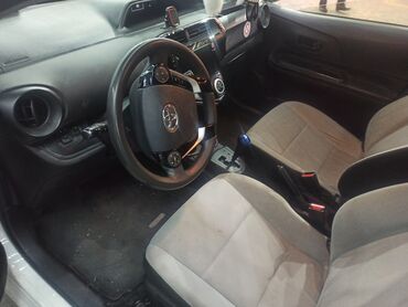 Toyota: Toyota Aqua Hybrid – ağ rəngli, 5 qapılı şəhər hetçbeki — 5