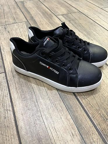 tommy sinny: Кроссовки Tommy Hilfiger, низкие, черные с контрастной белой пяткой и — 1