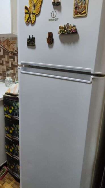 indesit: Б/у 2 двери Indesit Холодильник Продажа, цвет - Белый