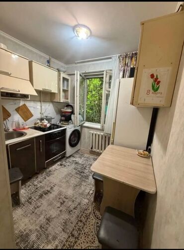3 микрорайоне: 🏡 Продаётся 2-комнатная квартира! 📍 Район: 6 мкр (по старой дороге) 🏢