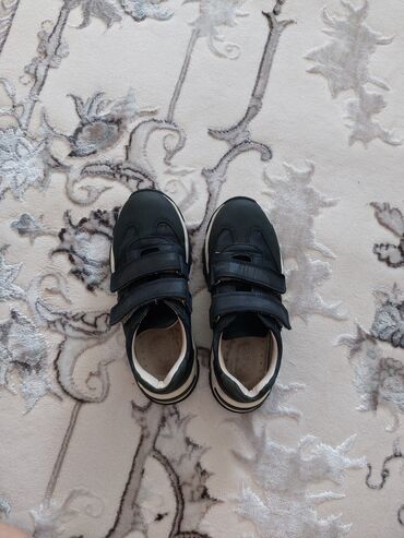 Кроссовки и спортивная обувь: Спортивная обувь для мальчика. почти новая, раз надевали. 32