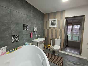 Продажа коттеджей и домов: Продаю 2 дома на участке в 6 соток. г. Кант. Под бизнес. Участок — 11