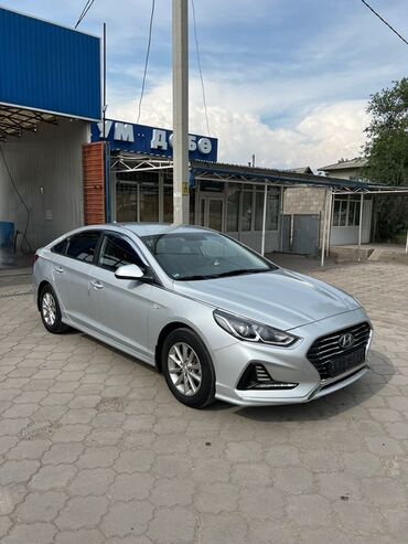 шины на хайлендер: Серебристый седан Hyundai Sonata с элегантным дизайном, хромированной