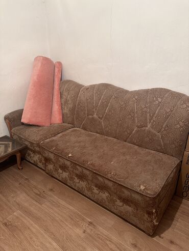 чехол диван: Диван крепкий, но есть пару дырок и нужна чистка. Есть и другие части