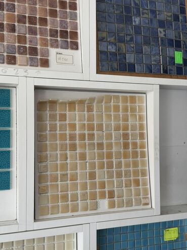 Açıq qəhvəyi rəngdə kiçik kvadrat formalı mozaika plitələri. Hər bir