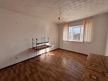 Продажа коттеджей и домов: Продается капитальный двухэтажный дом в городе Кара-Балта, ул. Ленина — 12
