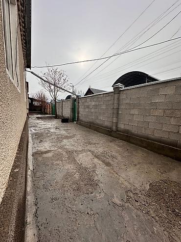 Продажа коттеджей и домов: Продаётся частный дом с большим ограждённым двором и хозяйственными — 1
