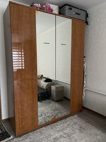 шкаф 3 дверный с зеркалом: Шифоньер Шкаф, Спальный, Б/у