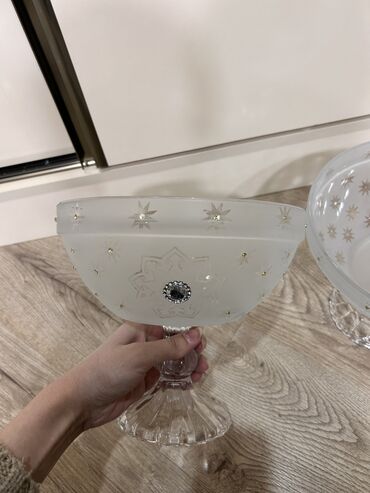 Digər içki üçün qablar: Bokal dəsti. Yenidir. 6 bokal, 1 vaza, 2 mürəbbə qabı, 1 grafin, 2 — 17