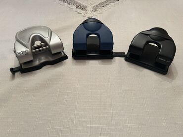 Steplerlər və bərkidici alətlər: İngiliscə adı hole punch-dır. Bu cihaz kağızlarda dəlik açmaq üçün