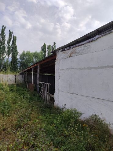 Другая коммерческая недвижимость: Продаётся земельный участок 30 соток. На территории имеется здания 500 — 7