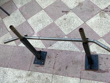 Digər idman və istirahət malları: Divara quraşdırılan turnik məşqlər üçün nəzərdə tutulub. Metal