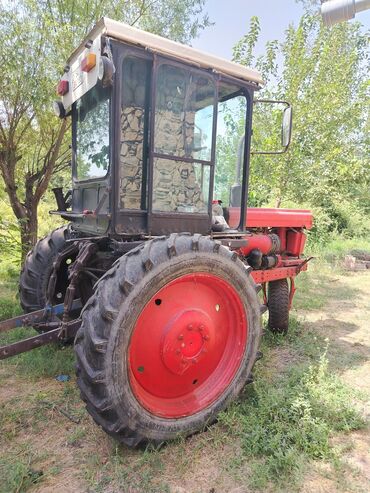 qubada ucuz avtomabiller: Kənd təsərrüfatı işləri üçün istifadə olunan qırmızı rəngli traktor