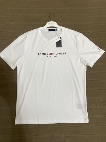 мужские футболки tommy hilfiger: Последний размер 3хл. Отдам за 800. Белая футболка унисекс с коротким