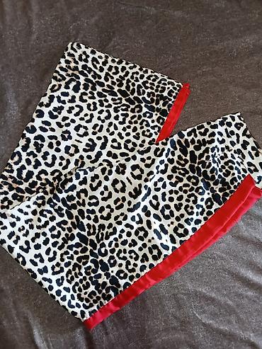 Ženske pantalone sa leopard printom i crvenim bočnim trakama - Model — 3