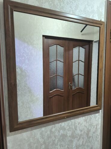 зеркало с полочкой: Зеркало настенное в классической раме под дерево. Размер 90см на 90см