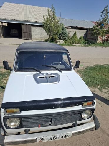 набор ключеи: ВАЗ (Lada) Niva 4x4, трёхдверный внедорожник в белом цвете с черной