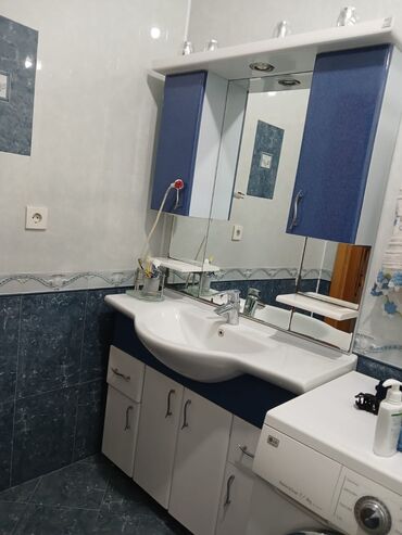 Мойдодыры: Ağ rəngli keramika lavabo və aşağıda quraşdırılmış şkafları olan