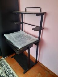 yapışqanlı divar kağızı: Kompyuter masasi ela veziyyetdedir.Az istifade olunub.Sumqayitdadir