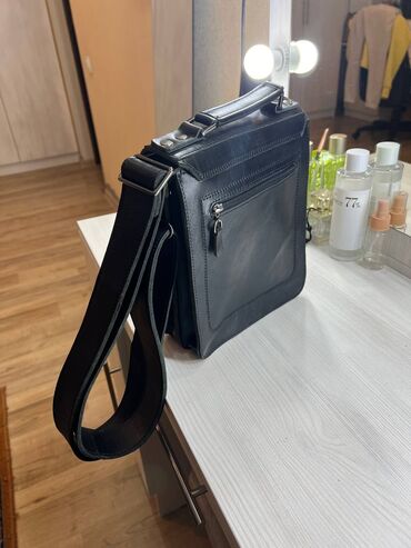 школьный сумка: Эта кожаная сумка ручной работы воплощает в себе элегантность и
