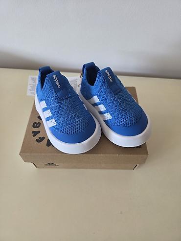 velicima: Adidas Bubblecomfy I dečije patikice u plavoj boji sa belim Adidas — 1
