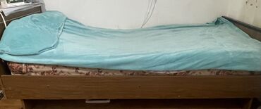 подростковый кровать: Односпальная кровать с деревянным каркасом. Основание кровати имеет