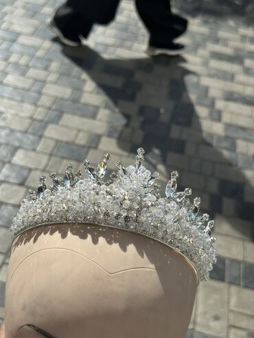 brilyant qaşlı üzük metni: Kristal daşlarla işlənmiş taç/diadem - Rəng: Gümüşü baza, şəffaf