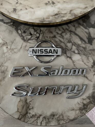 maşın tosoranı: Nissan sunny logo ve yazi emblemleri. ustden cixmadi yepyenidi