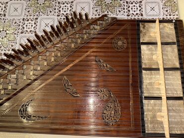 Saz: Qanun(Kanon)Aleti,Mingeçevir aletidir əl işi naxışlı,yüksək rezonanslı
