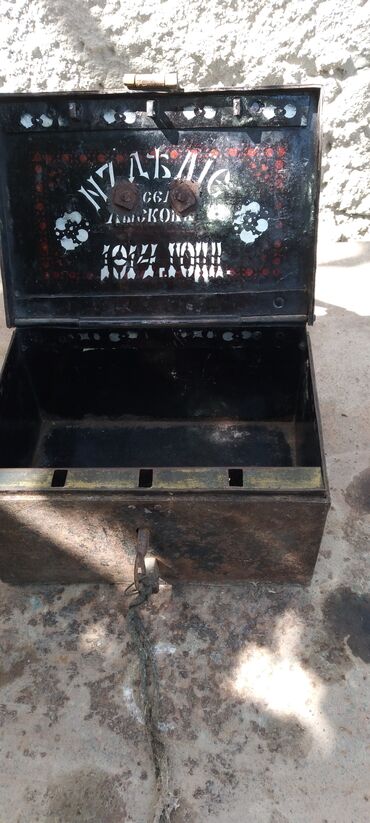 sandiq mebel: Metal sandıq əşyaları saxlamaq üçün etibarlı bir həlldir. Rustik