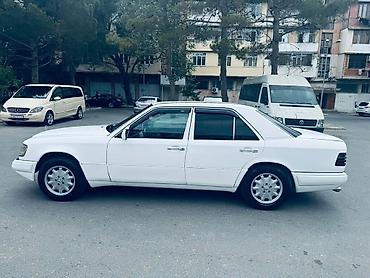 ceşqa kapotu: Mercedes-Benz W124 sedan, ağ rəng Texniki xüsusiyyətlər: - Benzin — 2