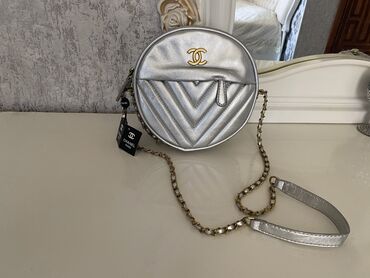 сумки шанель: Продаю новую сумку Шанель цена 1000 сом мягкая стильная и очень