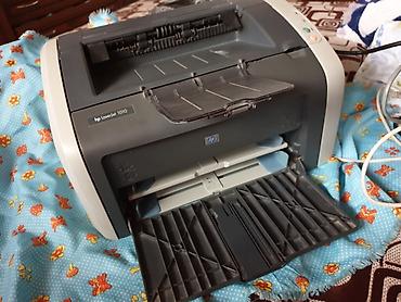 Принтеры: Продаю ч/б принтер hp 1010. Нужно отремонтировать. Бумага идет а — 2