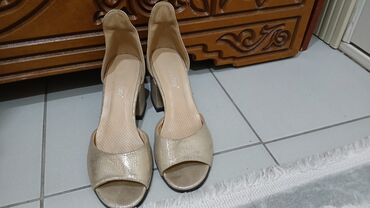 женские туфли босоножки: Women's Sandals, 35, Колдонулган, түсү - Алтын, Өзү алып кетүү