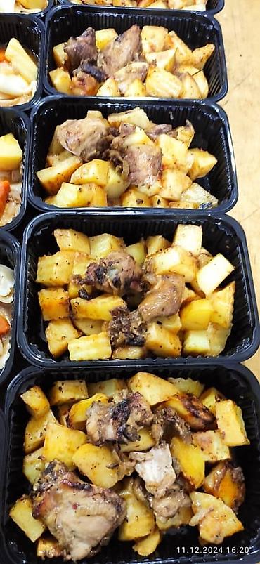 Готовые блюда, кулинария: Готовые обедоы, упакованные в индивидуальные контейнеры. В наличии — 3