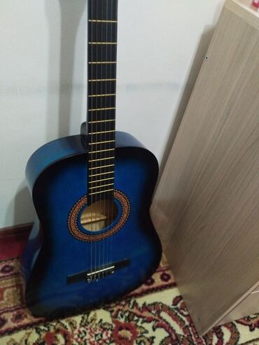 гитара бу: -гитара 6 струн -все струны в хорошем качестве -голубого цвета -на