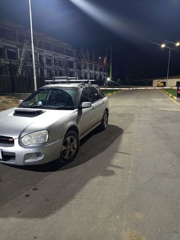 спортивный автомобиль: Универсал Subaru Impreza серебристого цвета с характерным