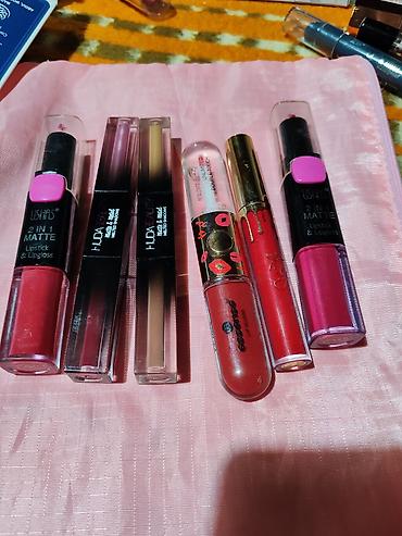 Šminka: Set kozmetike za usne i obrve – više komada Sadržaj: - Tečni ruževi i — 1