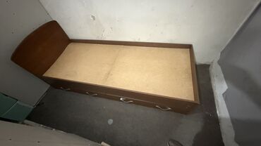 трехярустный кровать: Односпальная кровать коричневого цвета с закругленным изголовьем