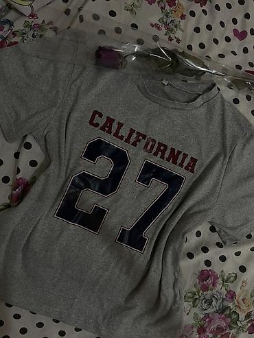 Kişi geyimləri: Boz rəngli qısaqol köynək. Ön hissədə iri “CALIFORNIA” yazısı və 27 — 1