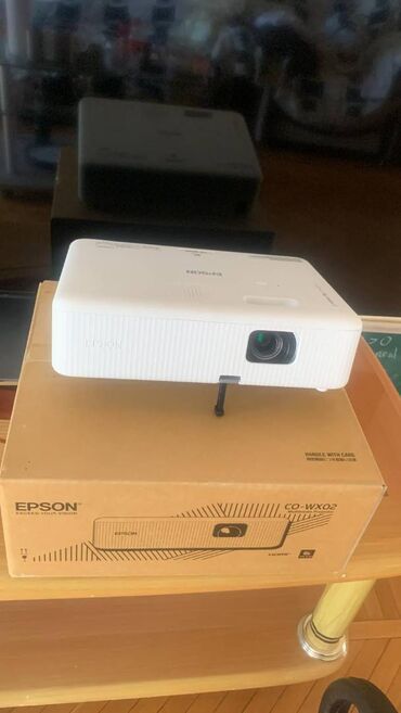 proyektor pərdə: Ofis bağlandığı üçün müxtəlif elektronikalar satılır. Bütün