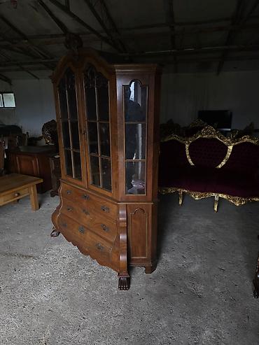 Stilske vitrine: Vitrina/komoda od punog drveta sa vitraž staklom i bogatim — 5